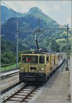 Die GDe 4/4  Train du Chocolat -Lok erreicht mit dem Regionalzug 2221 Montbovon.