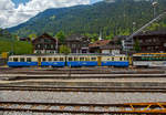 Der Doppeltriebwagen MOB ABDe 8/8 4002 „Vaud“ (deutsch Waadtland) der Montreux–Berner Oberland-Bahn (französisch Chemin de fer Montreux-Oberland bernois) steht im Bahnhof