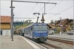 Die MOB Ge 4/4 8001 ist mit ihrem GoldenPass Express in Zweisimmen angekommen und f�hrt nun auf ein Abstellgeleis. Der Zug selbst ist bereits umgespurt. 

  13. Oktober 2025