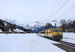 Im diesigen Föhn-Wetter kommt der Zug mit den beiden GDe4/4 6003 und 6005 in der Haltestelle Boden bei Lenk an.