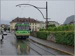 Kurz darauf kommt aus der Gegenrichtung der TPC AOMC ASD Beh 4/8 591 angefahren, der als R71 436 auf dem Weg nach Les Diablerets ist und kurz nach der Haltstelle Aigle Place du Marché unter einem