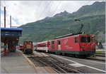 Da auf der steilen Sch�llenen Bahn die Anh�ngelast begrenzt ist, werden jeweils in Andermatt die von Visp kommenden Verst�rkungswagen abgeh�ngt und dann gleich dem Gegenzug �bergeben.