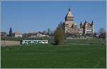 Vor dem klassischen BAM Hintergrund des Château de Vufflens ist ein BAM SURF Be 4/4 - B - Be 4/4 Regionalzug auf dem Weg nach Bière.

5. April 2023 