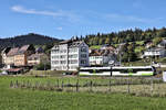 Kreuzung in La Sagne, TRN: Der neue Doppeltriebwagen ABe4/8 9 f�hrt von La Chaux-de-Fonds her unter dem markanten Schulhaus in die Haltestelle La Sagne ein.
