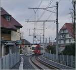 Kurz nach der Durchfahrt des Normalspurzuges kommt der schmalspurige TPF Be 4/4 122 mit seinem RER S51 14856 von Palézieux nach Gruyère angerollt.