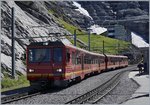 Zwei Jungfraubahnzüe Bhe 4/8 beim Halt in der Station Eigergletscher.