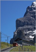 Der Jungfraubahn Bhe 2/4 mit seinem Bt hat die Station Eigergletscher verlassen und fährt nun Richtung Kleine Scheidegg.