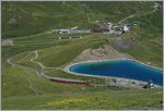 Ein Jungfraubahn (JB) Zug, bestehend aus zwei Bhe 4/8 beim Fallboden.