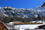 Für einen 29.April besonders imposante Kulisse für den Zug 131 mit Gelenksteuerwagen 251 oberhalb Wengen.