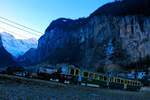 Im ersten  Morgenrot auf den Bergen fährt Komposition 116 ins noch dunkle Lauterbrunnental hinunter.