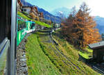 Panorama-Triebwagen 141 wirbt für COOP; hier fährt er von Wengen ins Tal.