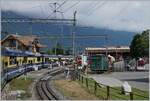 Blick auf den Bahnhof von Wilderswil bei der Einfahrt des R61/62 von Lauterbrunnen/Grindelwald - Interlaken Ost mit der Schynige Platte Strecke rechts im Bild und dem schmucken Empfangsgebäude