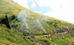 Bergfahrt - der Zug mit der Lok 6 der Brienz Rothorn Bahn hat den Chüemaadtunnel längst verlassen, da quillt ganz plötzlich der ganze Rauch der Lok aus dem Tunnel heraus.