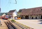 Die Pass-Strasse hinauf auf den Oberen Hauernstein wird von Bauten gesäumt, die der beschwerlichen Reise dienten, einerseits Herbergen und andererseits grosse Ställe für die Pferde;