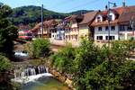 Waldenburgerbahn, Zug mit Steuerwagen 120 kommt nach Niederdorf herunter.