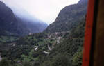 Auf der einstigen RhB-Strecke Bellinzona-Mesocco, 14.September 1970: Blick aus dem alten Triebwagen beim Abstieg von Mesocco nach Soazza.