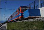 Der Monte Generoso Triebwagen Bhe 4/8 N° 14 San Gallo erreicht mit seinem Vorstellwagen in Kürze sein Ziel Generoso Vetta.