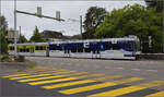 ABe 4/8 33 der WSB mit Bank-Leerau-Werbung fährt in Richtung Aarau Bahnhof. Diese Wagen wurden Anfang der 2010er Jahre mit den kürzeren Wagen der BDWM neu kombiniert. Nur dieser Zug besteht aus zwei langen Wagen ex 33 und 34 der WSB, heute AVA. August 2024.