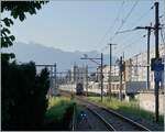 Ein Blick von der Haltestelle Vevey Funi auf den westliche Bahnhofsbereich von Vevey mit einem ausfahrenden RABe 511.