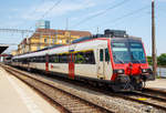 Steuerwagen voraus steht der NPZ RBDe 560 Domino am 18.05.2018 Bahnhof Neuch�tel, als Regionalzug nach Buttes zur Abfahrt bereit.