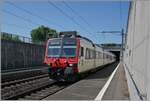 Nachdem der Bahnhof von Concise beim Doppelspurausbau wenig hübsch zwischen zwei Betonmauern tiefer gelegt wurde, bemerkten kaum jemand wie uneinladend sich der Bahnhof zeigt, fuhren doch bis auf ein- zwei Züge zur HVZ alle Züge durch. Doch mit dem Fahrplanwechsel und der Einführung der hier stündlich haltenden R13 hat man nun doch die Gelegenheit, dem Bahnhof einen Besuch abzustatten.
Das Bild zeigt einen SBB RBDe Domino als R13 nach Biel/Bienne bei der Abfahrt in Concise.


5. Juli 2025