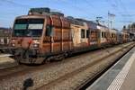 Am 1 Jänner 2026 treft TPF 560 245 in Chokolade-Vollwerbung in Romont ein als RB Broc-Chocolatterie--Bern über Romont und Fibourg.