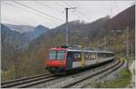 Der RE 18124 von Neuchâtel verlässt die Station Champ-du Moulin in Richtung Noiraigue.