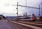 Laupen Bahnhof, links der ehemals deutsche Em3/3 12, in der Mitte BDe4/6 102 (im Pendelverkehr Flamatt-Gümmenen), rechts ein SBB NPZ mit Triebwagen 2180.