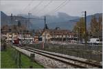 Der TPF SURF ABe 4/2 / Be 2/4 101 verlässt den  alten  Bahnhof in Richtung Montbovon.