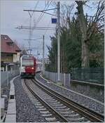 In der Gegenrichtung ist der Meterspurige TPF Be 2/4 - B - ABe 2/4 N° 105 kurz nach Bulle auf dem Dreischienen Gleis auf der Fahrt  in Richtung Montbovon.