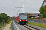 Aus Ins Dorf kommend fahren die Be 2/6 506 und 504 am 11.10.2025 hinunter zur Endstation am Bahnhof Ins.