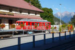 Nun steht er im Bndnerland, vor dem Bahnmuseum Albula in Bergn/Bravuogn.....
Der RhB-Triebwagen BDe 4/4 Nr. 491, ex Misoxerbahn, steht am 06.09.2021 vor dem Bahnmuseum Albula beim Bf Bergn/Bravuogn (aufgenommen aus dem Zug heraus).

Der RhB BDe 4/4 - 491 war der einzige fabrikneu durch die Rhtische Bahn fr die Misoxerbahn bzw. Misoxerlinie  beschaffte Triebwagen (Baujahr 1958 von SWS und BBC) und lehnte sich technisch an die hnlichen, ein Jahr zuvor fr die 2400 Volt-Gleichstrom Strecke Chur - Arosa beschafften Triebwagen ABDe 4/4 Nr. 481-486 an. Die Misoxerbahn war eine ehemalige meterspurige Schmalspurbahn in den Schweizer Kantonen Tessin und Graubnden. Die 31,3 Kilometer lange Strecke fhrte von der Tessiner Kantonshauptstadt Bellinzona durch die Bndner Talschaft Misox nach Mesocco. Erffnet wurde die Strecke 1907 von der Societ Ferrovia elettrica Bellinzona–Mesocco (BM), das 1942 in der RhB aufging. Bereits 1972 wurde der Personenverkehr eingestellt, 2003 auch der Gterverkehr. Bis 2013 wurde auf dem verbliebenen 12,7 Kilometer langen Reststck durch die Societ Esercizio Ferroviario Turistico (SEFT) ein touristischer Museumsbahnbetrieb aufrechterhalten und die Eisenbahn als Ferrovia Mesolcinese (FM) bezeichnet. 

Seither war der Triebwagen gemeinsam mit einigen weiteren ex RhB- und ex BA-Fahrzeugen im Depot in einer frheren Fabrikhalle in Grono abgestellt. Aufgrund der nun anstehenden Auflsung der Museums-Sammlung der SEFT in Grono wurden fr die Fahrzeuge neue Standorte gesucht und fr den BDe 4/4 Nr. 491 ein Platz beim ALBULA-Bahnmuseum in Bergn gefunden. In der Folge wurde er auf der Strae von Grono via San Bernardino-Tunnel nach Landquart in die RhB-Haupt-Werksttte berstellt, wo er eine uere Aufarbeitung mit Neulackierung im Stil der 80er-Jahre erhalten hat. Er sieht nun wieder so aus, wie er 1980 die HW-Landquart schon einmal verlassen hatte. Am 9.Juni 2021 wurde er im Rahmen einer Sonderfahrt tagsber, gezogen von einer Diesellok und erstmalig auf Stammnetz-Gleisen nach Thusis und nachts dann weiter nach Bergn berstellt. Dort wird er knftig an die einstige, vom restlichen RhB-Netz isolierte, frhere Misoxer-Bahn weiter erinnern.

Hier wird er in den kommenden Monaten vor dem Eingang des Museums aufgestellt bleiben und als „GROTTO 491“ seine frhere Heimat, das Bndner Sdtal Misox vertreten. Zu einem spteren Zeitpunkt soll der Triebwagen auf das frher von dem Rhtisches Krokodil RhB Ge 6/6 I 407 genutzte Gleis unterhalb des Museums neben der Bahnhofs-Zufahrt aufgestellt werden, wo er sich dann knftig noch besser prsentieren wird und auch frei Fotografieren lsst.

TECHNISCHE DATEN der BDe 4/4:
Anzahl: 1
Hersteller: SWS, BBC
Baujahre: 1958
Spurweite: 1.000 mm (Meterspur)
Achsformel: Bo’Bo’
Lnge ber Puffer:  17.770 mm
Gesamtradstand: 13.950 mm
Dienstgewicht: 41 t
Hchstgeschwindigkeit:  65 km/h
Stundenleistung: 677 kW
Anfahrzugkraft: 129 kN
Stundenzugkraft: 62 kN bei 39,5 km/h
Stromsystem:  1500 Volt DC (Gleichstrom)
Anzahl der Fahrmotoren: 4
bersetzungsverhltnis: 1:4,83
Sitzpltze (2.Klasse): 16 und 4 Klappsitze
Ladeflche: 11 m