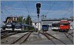 Links im Bild ist der MOB Alpina Be 4/4 9403 abgestellt, daneben verlässt der MVR SURF ABeh 2/6 7504 nach Montreux Chernex; bei der Werkstatt steht ein Be 4/4 (ex SNB) und die MVR HGem 2/2 2501