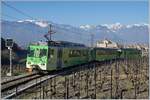 Der ASD Regionalzug 429 auf dem Weg Richtung Aigle beim  neuen  Vorsignal von Aigle Château, der Zug besteht aus dem führenden BDe 4/4 402, einem Bt und dem am Schluss laufenden BDe 4/4 401.