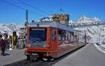 Der Gornergrat mal ohne Toblerone, dafr mit dem Dent Blanche: Am 10.05.2024 wartet ein Bhe 4/6-Doppel, vorne der Bhe 4/6 3084, auf Fahrgste nach Zermatt