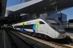Der Triebzug RABe 501 93 85 0501 044-8 CH-WSTBA, (genannt Smile) der Westbahn, h�lt im Hauptbahnhof Wien.