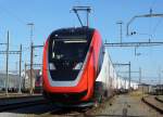 SBB: Der neue SBB-Twindexx Triebzug RABe 502203 bei einem Zwischenhalt in Solothurn HB am 25.