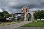 Der SBB RABe 523 005 in Grenchen auf dem Weg nach Biel/Bienne vor dem eigentlichen Motiv, dem 285 Meter langen BLS / MLB Mösliviadukt.