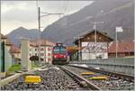 Ein Bild, welches nur eine relativ kurze Zeit gemacht werden kann: Während der SBB RBDe 560 Domino in Broc Villages wendet, kann vom geöffneten Bahnübergang der Zug und die näher