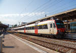 Ein dreiteiliger SBB NPZ Domino-Zug, bestehend aus ABt Steuerwagen, B-INOVA-Zwischenwagen und RBe 560 Triebwagen, steht am 28.05.2023 im Bahnhof Vevey als S 7 nach Puidoux zur Abfahrt bereit. Früher war es der gelbe  Train des Vignes  der diese Strecke fuhr.