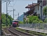 Nachdem die Reisegesellschaft in einem Weingut in Schafis sicherlich gut gespeist hatte, fuhr der OeBB RCe 2/4 607 (Baujahr 1938/Hersteller SLM, MFO, BBC und SAAS) wieder nach Balsthal zur�ck. Ich konnte den formsch�nen Leicht-Schnelltriebwagen hier bei Gegenlicht bei der Durchfahrt in Ligerz fotografieren.
 Der RCe 2/4 607 war der letzte von sieben abgelieferten Roten Pfeilen. Der grosse Erfolg der eleganten Z�ge lies recht schnell die knappe Platzkapazit�t zum Problem werden und die Triebwagen wurden in der Folge vorwiegend im Gesellschaftsverkehr eingesetzt. 1974 kaufte die OeBB den RCe 2/4 607 und setzte den nun blau lackierten Triebzug zwischen Oensingen und Balsthal ein. Nach einer Revision 1988/89 fuhr er wieder als  Roter Pfeil  f�r die OeBB. In den Jahren 2022/23 versetzte die OeBB den Triebwagen dann in urspr�ngliche Form, wie er jetzt zu sehen und erleben ist. 19. Juni 2025