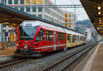 
Der RhB ABe 4/16 – 3104 „Achilles Schucan“ ein vierteiliger ALLEGRA -Stammnetztriebz�ge (STZ), mit Werbung f�r die Ski WM 2017 in St. Moritz, am 17.02.2017 als Regional-Zug nach Thusis im Bahnhof Chur. Der Zug besteht im Einzelnen aus dem Steuerwagen ABt 31804, zwei kurz gekuppelte Niederflur-Zwischenwagen B 31204 und Bi 31604, sowie dem Triebwagen ABe 4/4 31004.

Optisch sind sie kaum von den ALLEGRA-Zweispannungstriebzug (RhB ABe 8/12) zu  unterscheiden. Aufgrund ihres klassischen Einsatzgebiets in der Agglomeration Chur sind sie jedoch mit entscheidenden technischen  Unterschieden versehen.  Im Gegensatz zu den dreiteiligen Zweispannungstriebz�gen  RhB ABe 8/12, bestehen  diese  Kompositionen  aus vier Einheiten. 

Der RhB ABe 4/16 ist ein vierteiliger elektrischer Triebzug, von denen die Rh�tische Bahn (RhB) bei Stadler Rail insgesamt f�nf St�ck bestellt hat. Diese werden seit 2013 im Fahrgastverkehr eingesetzt. Die Triebz�ge, von der RhB als „ALLEGRA-Stammnetztriebz�ge (STZ)“ bezeichnet, sind von der Baureihe RhB ABe 8/12 („ALLEGRA-Zweispannungstriebz�ge (ZTZ)“) abgeleitet, welche ebenfalls von Stadler Rail entwickelt und gebaut wurden. Im Gegensatz zu den ABe 8/12, welche als Triebfahrzeuge vor ganzen Zugkompositionen (d.h. ihnen werden noch Wagen darunter auch G�terwagen angehangen) eingesetzt werden, wurden die ABe 4/16 f�r den Agglomerationsverkehr rund um Chur beschafft, um die in die Jahre gekommenen Be 4/4 zu ersetzen.

TECHNISCHE DATEN der RhB ABe 4/16:
Hersteller:  Stadler Rail
Baujahr: 2011
Nummerierung:  3101–3105
Anzahl Fahrzeuge: 	5
Einsatzgebiet: 	RhB-Stammnetz, S-Bahn Chur Thusis – Chur – Landquart – Schiers
Achsanordnung: Bo’Bo’+ 2’2’+ 2’2’+ 2’2’
Spurweite: 1.000 mm
L�nge �ber Kupplung: 74.750 mm
Fahrzeugbreite:  2.650 mm
Fahrzeugh�he:  3.800 mm
Achsabstand im Motordrehgestell:  2.000 mm
Achsabst�nde in den Laufdrehgestellen: 1.800 mm / 2.000 mm
Triebraddurchmesser, neu: 810 mm
Laufraddurchmesser, neu: 685 mm / 810 mm
Dienstgewicht: 113 t
Max. Leistung am Rad: 1.400 kW
Anfahrzugskraft (bis 36 km/h): 140 kN
H�chstgeschwindigkeit: 100 km/h (techn. 120 km/h)
Speisespannung: 11 kV AC, 16.7Hz
Sitzpl�tze:  1. Klasse 24 / 2. Klasse 156 (und 22 Klappsitze)
Fu�bodenh�he: 480 mm (Niederflur am Einstieg) / 1.050 (Hochflur)
Einstiegbreite:	1.200 mm
