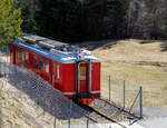 Der RhB Be 4/4 - 514 ein Stammnetztriebwagen f�r Vorortpendelz�ge ist am 22.03.2023 bei Surava abgestellt. Der Triebwagen vom Bahnmuseum Albula ist hier im Winterquartier, weil das Gleis 1 in Berg�n f�r den Schlittenzug gebraucht wird.

Sechs dieser Elektrotriebwagen der Serie Be 4/4 mit den Betriebsnummern 511 bis 516 kommen bei der Rh�tischen Bahn (RhB) im Regionalverkehr, meist als dreiteilige Pendelz�ge (Triebwagen, Zwischenwagen B 24xx und Steuerwagen ABDt 17xx), zum Einsatz. 

Im Jahr 1971 lieferten die Unternehmen FFA (Wagenk�sten), SIG (Drehgestelle) und SAAS (elektrische Ausr�stung) die ersten vier Triebwagen (Nummern 511–14) an die RhB, seinerzeit die ersten serienm��igen Triebfahrzeuge der Schweiz mit stufenloser elektronischer Leistungsregelung (Phasenanschnittsteuerung mittels Thyristoren). Gleichzeitig stellte die RhB die dazu passenden Zwischenwagen B 2411–14 und Steuerwagen ABDt 1711–14 in Dienst, so dass vier dreiteilige Pendelz�ge gebildet werden konnten. Im Gegensatz zum �brigen RhB-Rollmaterial besitzen die Be 4/4-Pendelz�ge automatische Kupplungen und Druckluftbremsen; ein gemischter Einsatz mit anderen Fahrzeugen ist deshalb nicht m�glich. 1979 beschaffte die RhB zwei weitere praktisch baugleiche Z�ge mit den Endnummern 15 und 16. Nachdem 1988 vier zus�tzliche Zwischenwagen (B 2417–20) hinzugekommen waren, konnten auch vierteilige Z�ge verkehren. Ab 1994 durchliefen die Fahrzeuge ein umfangreiches Refit-Programm, wobei die elektrische Ausr�stung mit Ausnahme der Fahrmotoren komplett erneuert wurde.

Die gesamte Zugskomposition war von Anfang an darauf ausgelegt, einm�nnig bedient zu werden. Deshalb sind alle T�ren mit einer pneumatischen T�rschlie�ung ausgestattet, die vom F�hrerstand aus bet�tigt werden kann (seitenselektive T�rfreigabe). Die T�ren besitzen Druckknopf-Vorauswahltasten neben den T�ren. Auch besitzen sie eine T�rschlie�automatik, die beim Anfahren die T�ren selbstt�tig schlie�t und w�hrend der Fahrt geschlossen h�lt. Bei der Inneneinrichtung wurde auch darauf geachtet, dass gen�gend Haltestangen vorhanden sind, da im geplanten Einsatz durchaus mit Stehpassagieren gerechnet werden musste. Alle Achsen sind scheibengebremst. Die Drehgestelle sind mit Seitenanlenkern versehen und besitzen keine Drehzapfen. Der Triebwagen besitzt zwei zweiachsige Drehgestelle mit Einzelachsantrieb, die Achsformel lautet dementsprechend Bo’Bo’. Die Triebmotoren sind gegenl�ufig, mit entsprechend angepassten Getrieben, angeordnet. Diese – zwar aufwendigere – Anordnung hat Vorteile in der Laufruhe des Drehgestells. Die eingebaute Vielfachsteuerung ist f�r den Betrieb von bis zu drei Einheiten ausgelegt. Um ein schnelles Kuppeln und Entkuppeln zu gew�hrleisten, wurden automatische +GF+-Kupplungen in der Ausf�hrung f�r Vorortsbahnen (GFV) eingebaut, bei denen neben der mechanischen Verbindung zugleich auch die elektrischen und pneumatischen Leitungen gekuppelt werden.

Die Fahrzeuge verf�gen �ber eine Beschleunigung von 0,8 m/s�. Die zul�ssige Endgeschwindigkeit betr�gt 90 km/h. Die elektrische Bremse kann ebenfalls mit einer Verz�gerung von 0,8 m/s� den Zug bis auf eine Geschwindigkeit von 20 km/h abbremsen. Darunter schaltet sich die elektropneumatische Bremse selbstt�tig zu, um die abfallende Bremsleistung der elektrischen Bremse zu kompensieren. Die elektrische Bremse ist auch auf die Dauerbelastung ausgelegt, die bei einer Anwendung als Beharrungsbremse bei einem vollausgelasteten Zug in einem 45 ‰ Gef�lle auftritt (z.B. Davos – K�blis). Die Stundenleistung betr�gt 780 kW bei 45 km/h.

TECHNISCHE DATEN der Be 4/4:
Anzahl: 6 
Hersteller: FFA, SIG, SAAS
Baujahre: 1971 und 1979
Spurweite: 1.000 mm (Meterspur)
Achsformel: Bo’Bo’
L�nge �ber Puffer: 18,7 m (dreiteiliger Pendelzug 55,8 m)
Dienstgewicht: 44,6 t
Radsatzfahrmasse:  11,2 t
H�chstgeschwindigkeit: 	90 km/h
Stundenleistung: 4 � 196 kW = 784 kW  (1.156 PS)
Beschleunigung:  0,8 m/s�
Bremsverz�gerung: 0,8 m/s�
Stromsystem: 11 kV 16,7 Hz
Anzahl der Fahrmotoren: 4
Bremse: elektrische Widerstandsbremse
Zugbremse: elektropneumatische Druckluftbremse Bauart Oerlikon
Kupplungstyp: +GF+-Vorortsbahnkupplung (GFV)
