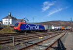 Die Re 482 015-5 „ChemOil“ (91 85 4482 015-5 CH-SBBC) der SBB Cargo AG fhrt am 29.03.2021, mit einem HUPAC-KLV/Container-Zug durch Niederschelden in Richtung Kln.