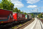 Sechsachsiger Gelenk-Taschenwagen (Doppeltaschenwagen T2000), 37 80 4993 519-0 D-WASCO, der Gattung Sdggmrs T2000, der der WASCOSA AG, am 09 Juli 2026 im Zugverband bei der Durchfahrt im Bahnhof Kirchen (Sieg), hier beladen mit zwei Sattelanh�ngern (Trailer).

Diese Wagen vom Typ T2000 wurde von Tatravag�nka a.s. in Poprad (Slowakei) gebaut, die Entwicklung und Konstruktion ist von der Ferriere Cattaneo SA in Giubiasco (Schweiz). Baugleiche Wagen sind u.a. auch f�r die DB Cargo AG, bezeichnet als Sdggmrs 736, unterwegs. Sie sind aber auch bei anderen Halteren im Einsatz, wie z.B. bei der AAE heute VTG als Sdggmrs(s) Megapack (T2000), VTG-Typ T72.104D bezeichnet.

Die Wagen dienen dem Transport von jeweils zwei Sattelaufliegern von maximal 13.600 mm L�nge. Jede Wagenh�lfte verf�gt �ber einen in L�ngsrichtung verschiebbaren St�tzbock zur Aufnahme von Sattelanh�nger mit einem Gesamtgewicht von bis zu 40t. Die Sattelanh�nger werden mit Hilfe von Radvorlegern (4 je Wagenh�lfte) festgelegt. F�r die Bef�rderung von Containern oder Wechselbeh�ltern bis zu 2 � 45 Fu�, verf�gen die Wagen �ber 20 klappbare, und zum Teil auch verschiebbare Containerzapfen. F�r lange Wechselbeh�lter gibt es eine Mittenunterst�tzung.

TECHNISCHE DATEN:
Spurweite: 1.435 mm (Normalspur)
L�nge �ber Puffer: 34.200 mm
Drehzapfenabstand: 2 x 14.200 mm
Achsabstand in den Drehgestellen: 1.800 mm
Laufraddurchmesser: 920 mm (neu) / 860 mm (abgenutzt)
Drehgestelltyp: 1 x Y25 Ls(s)i – k / 2 x Y25 Ls(s)if-k
Rads�tze: BA 318
Eigengewicht: 34.600kg
Max. Zuladung bei Lastgrenze S: 100,4 t (ab Streckenklasse D)
Max. Geschwindigkeit: 100 km/h (bei Lastgrenze S) / 120 km/h (leer)
Kleinster befahrbarer Kurvenradius: R 75 m (R 150 m im Zugverband)
Bremse: 2 x KE-GP-A (K)
Bremssohle: Jurid 816M (K-Sohle)
Handbremse: am mittleren Drehgestell
Intern. Verwendungsf�higkeit: TEN-GE / G1