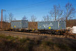 Vierachsiger Drehgestell-Containertragwagen der Gattung Sgns, 33 85 4555 518-8 CH-HUPAC, der HUPAC SA, am 07.02.2023 im Zugverband bei der Durchfahrt in Rudersdorf (Kr.