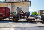 Der zweiachsige Kranwagen X52 der Museumsbahn Blonay-Chamby, ex LLB M 52 (Leuk-Leukerbad-Bahn, franzsisch Chemin de fer Loche-Loche-les-Bains), abgestellt am 27.