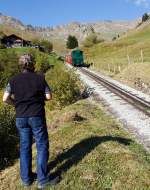 Ein Fotograf wartet auf den richtigen Moment......die Heizl befeuerte BRB 14 am 01.10.2011 vor die Linse zu bekommen und abzudrcken, hier kurz vor der Mittelstation Planalb.