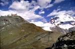 GGB ein Bhe 4/8 Triebzug befindet sich kurz unterhalb der Bergstation mit Wetterwarte auf der Gornergratbahn am 22.08.1979.