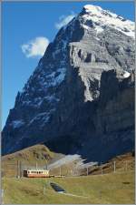 Kleine Bahn vor grossem Berg - und trotzdem hat man es geschafft, eine Bahn aufs Jungfaujoch zu bauen!  Ein JB Dienst Triebwagen zwischen der Keinen Scheidegg und der Station Eigergletscher.